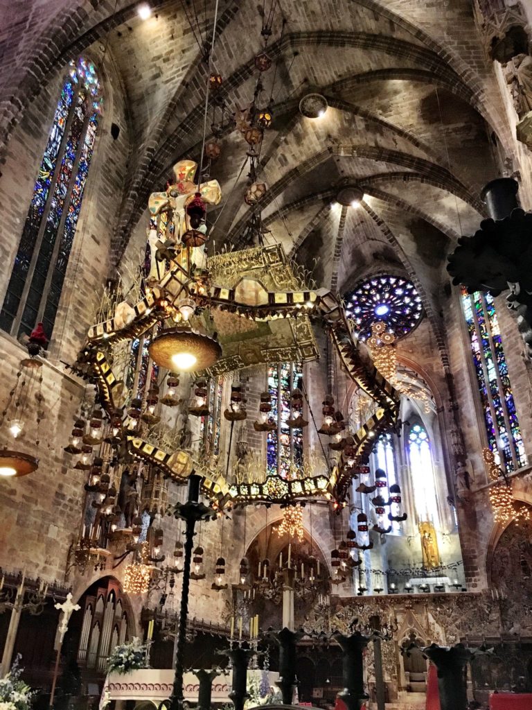 El baldaquino del altar mayor de Gaudí en la Catedral de Palma · Pinterest · la seu