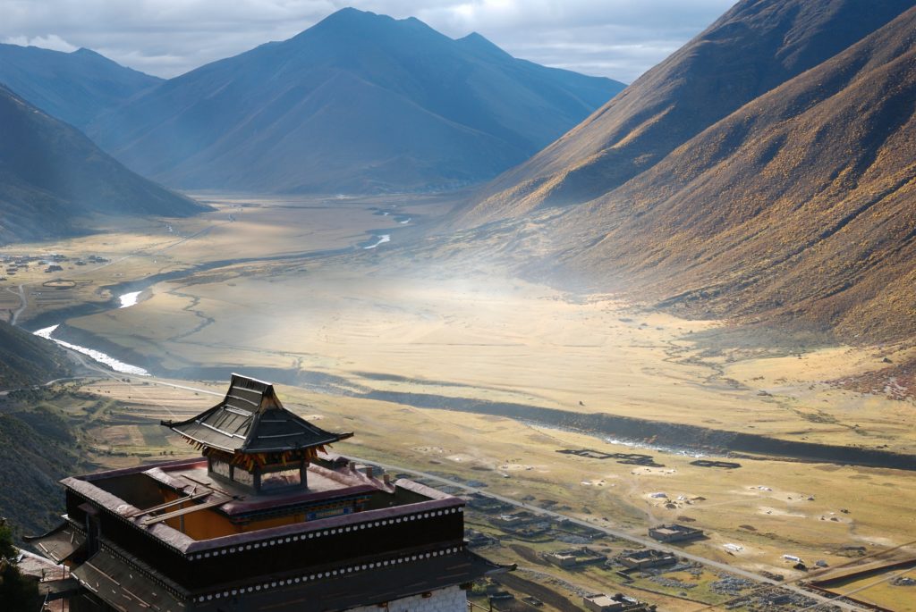 Drekong Monastery, Tibet Autonomous Region, China. Photo by Evgeny Nelmin on Unsplash