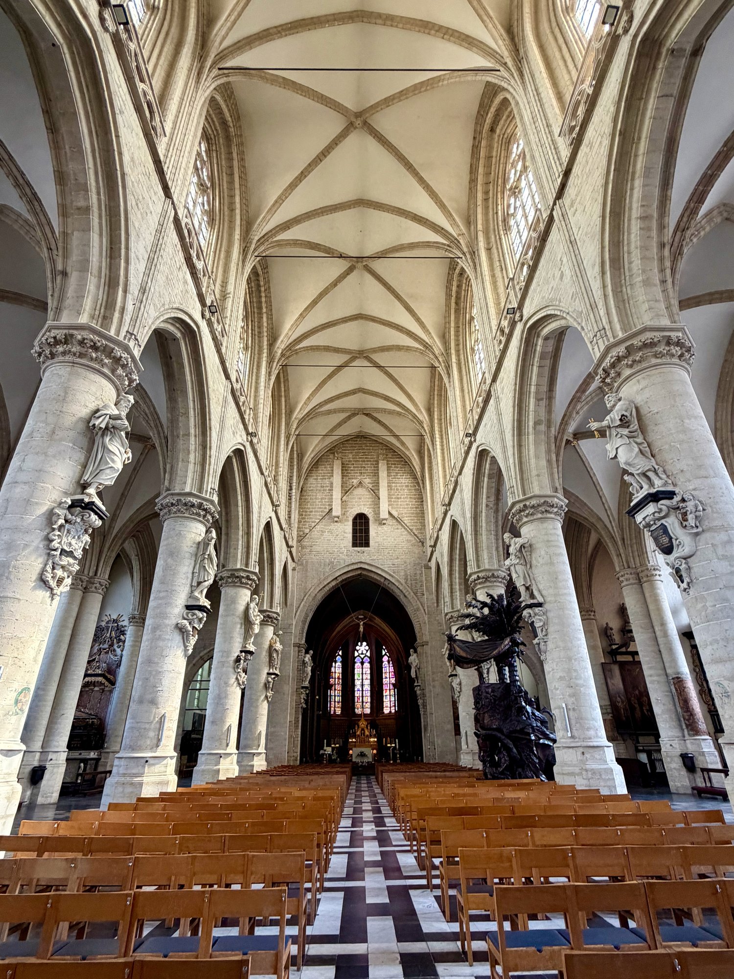 The nave, Church of Notre-Dame de la Chapelle, Brussels. Photo by JFPenn